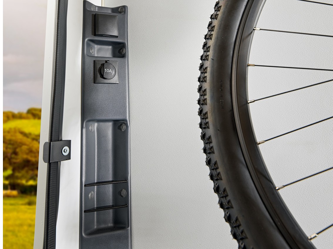 Garage van de Sun Living S72DL camper met zicht op de ingebouwde stroomaansluiting voor het opladen van elektrische apparaten of e-bikes